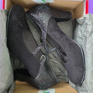 AEROSOLES Black Textured Heel Shoes